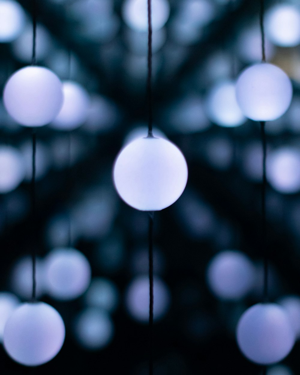 a bunch of lights hanging from a ceiling