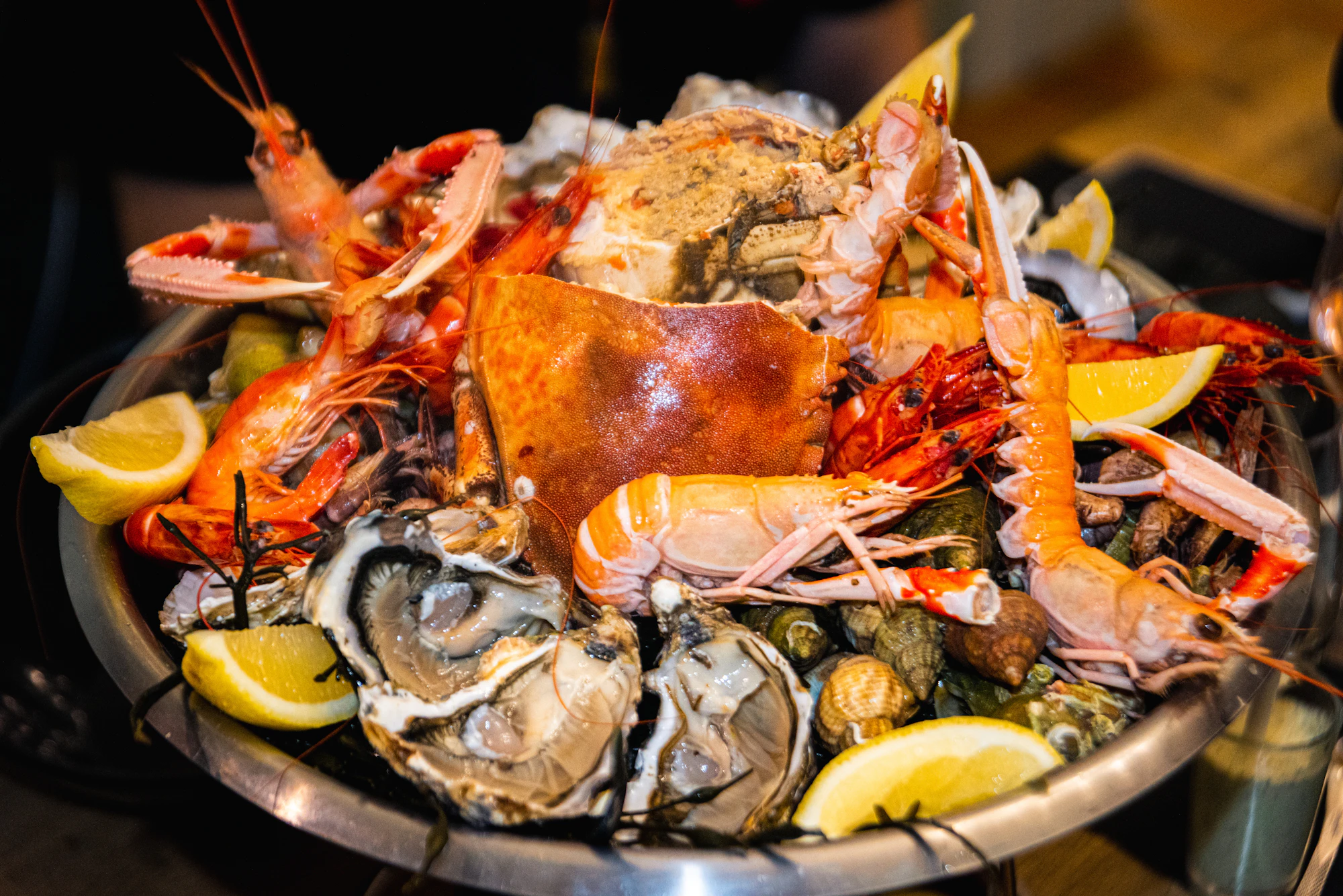 Plateau de fruits de mer : tourteau, langoustines, huîtres et citron