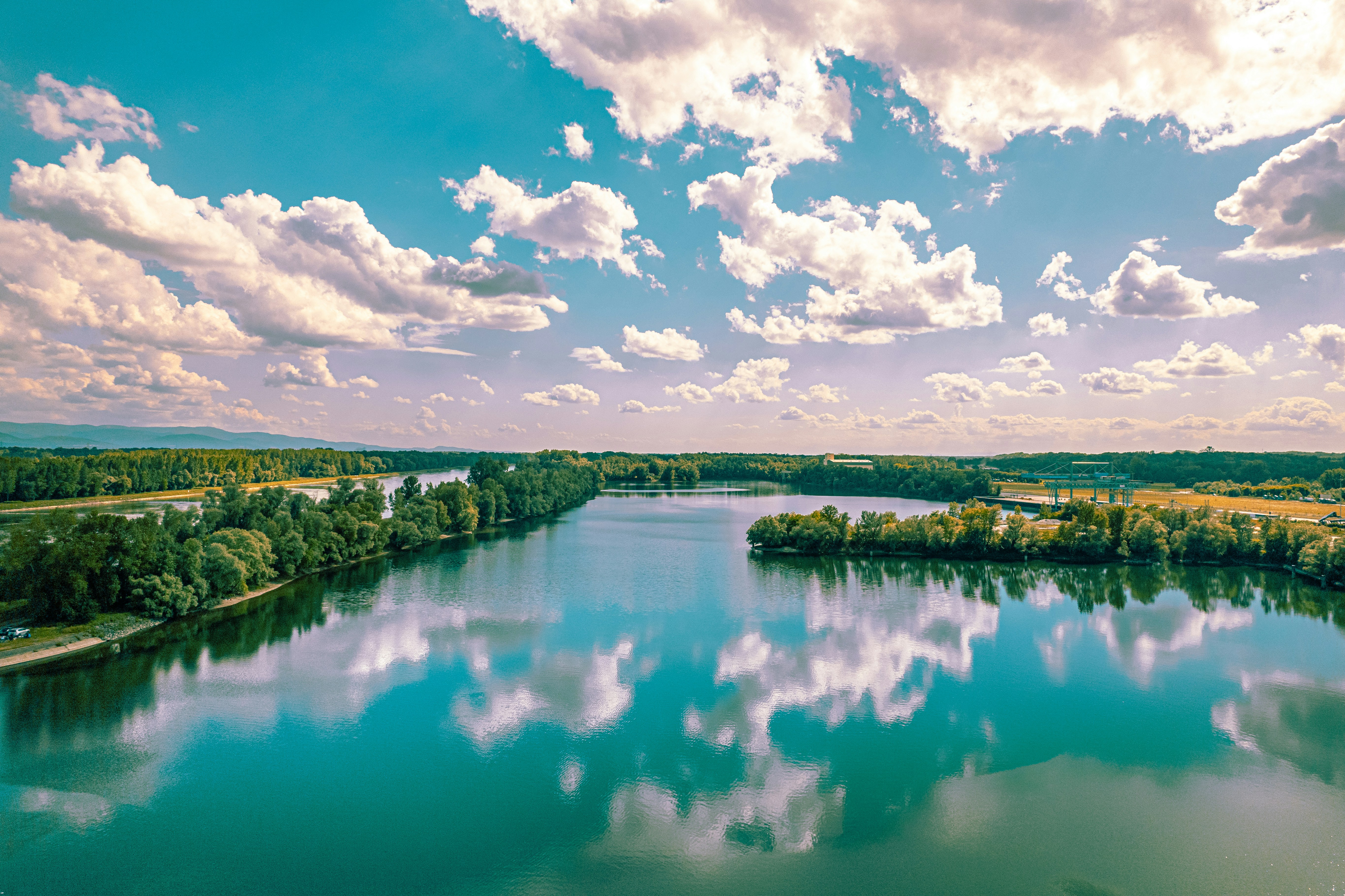un grand plan d’eau entouré d’arbres