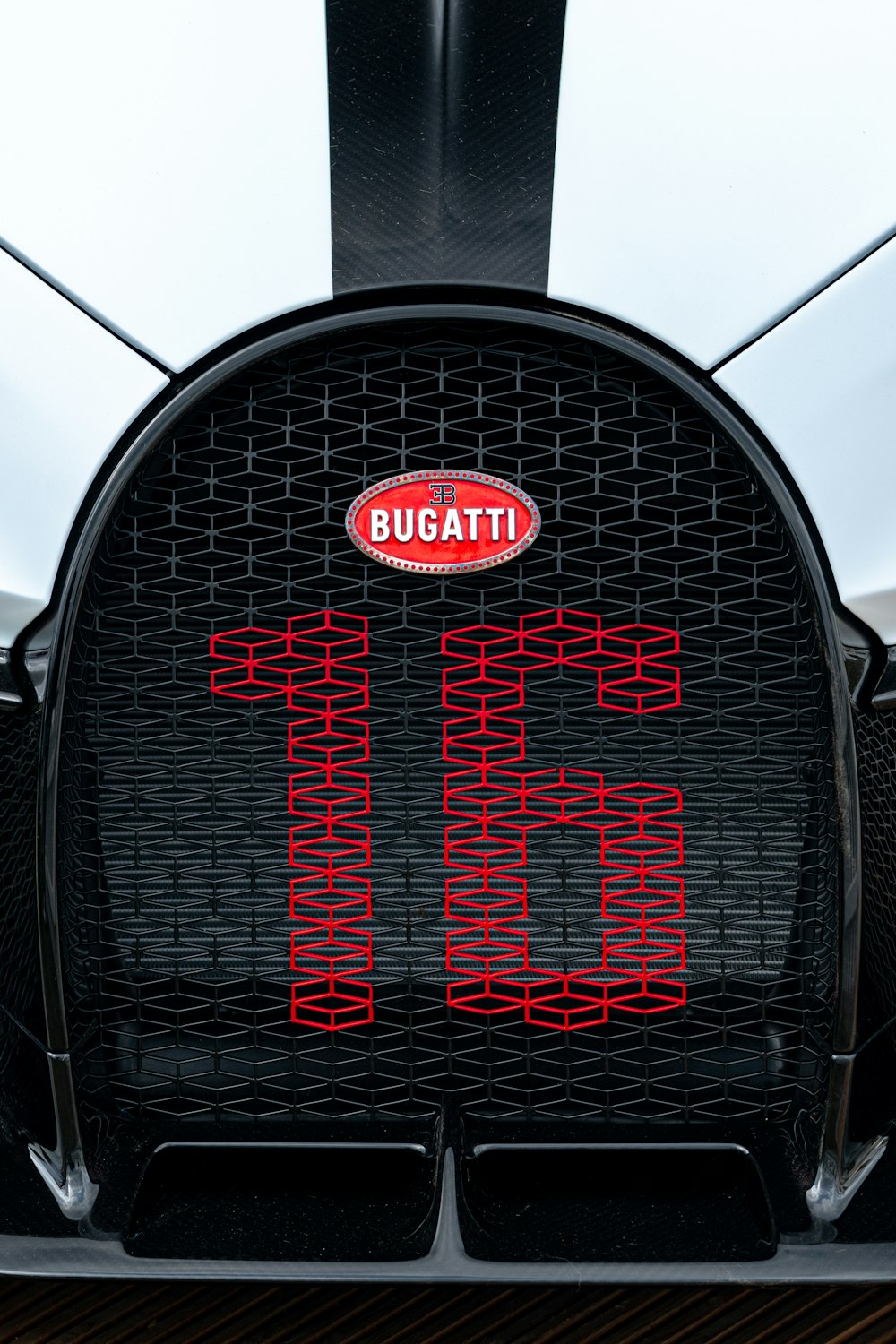 Un logo Bugatti sul retro di un'auto Bugatti