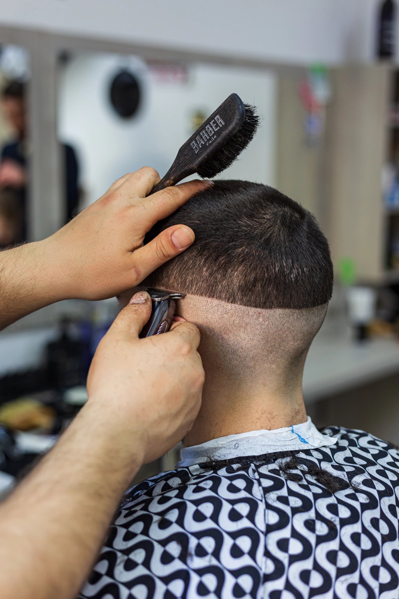Coupe homme et barbe structurée chez Krystal Barbiers