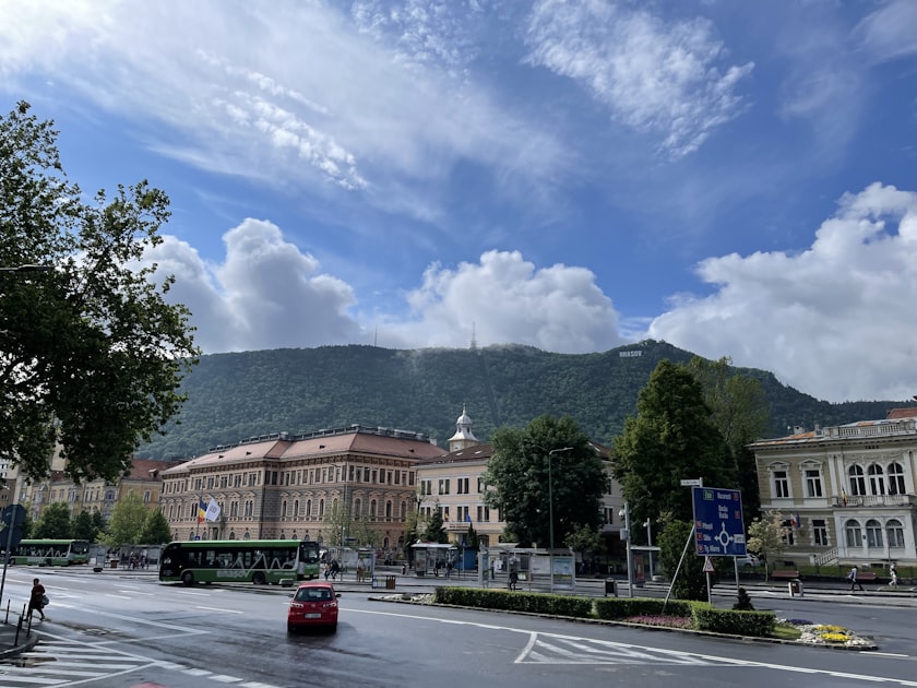Airbnb vs Chirie pe Termen Lung: Avantaje și Dezavantaje