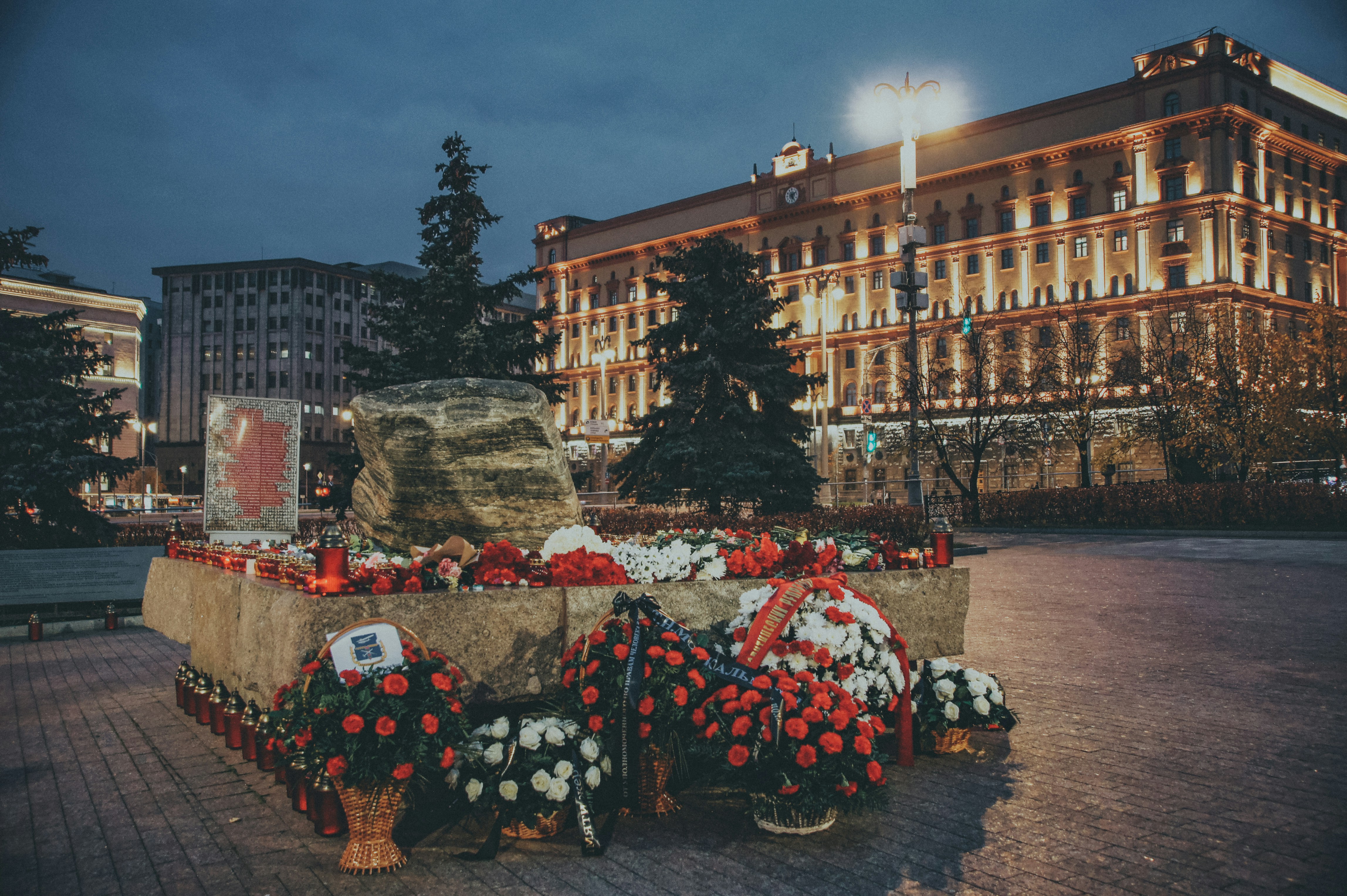 Un ramo de flores que están sobre una mesa