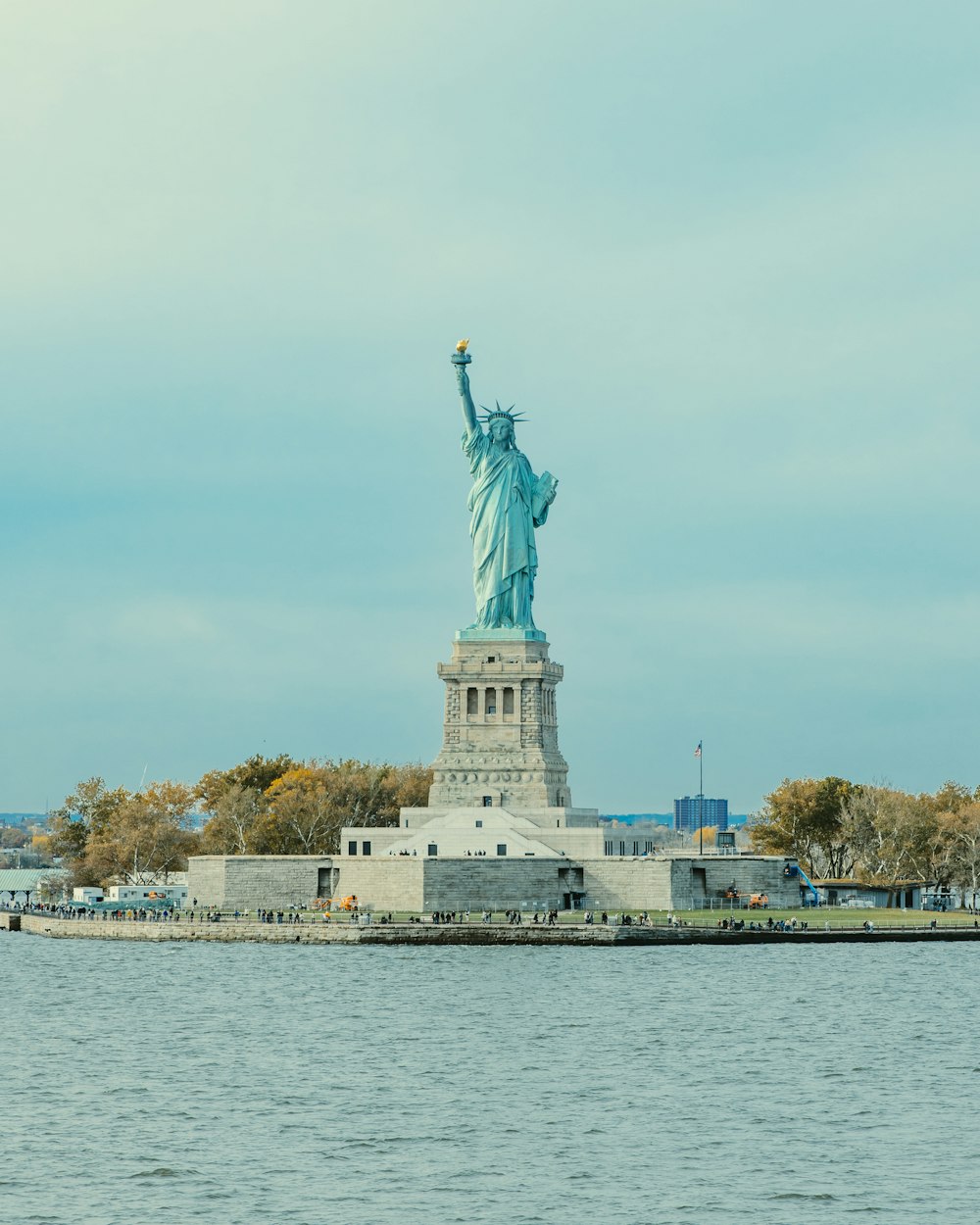 La Statua della Libertà è in mezzo all'acqua