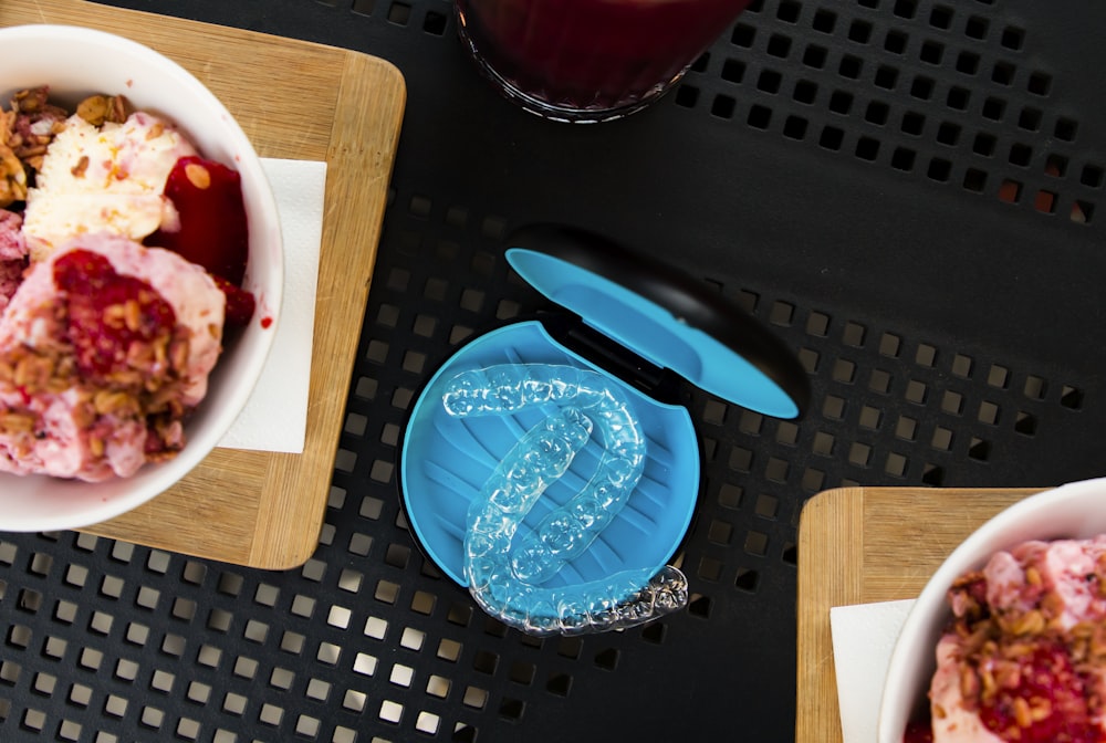 a couple of bowls of food sitting on top of a table