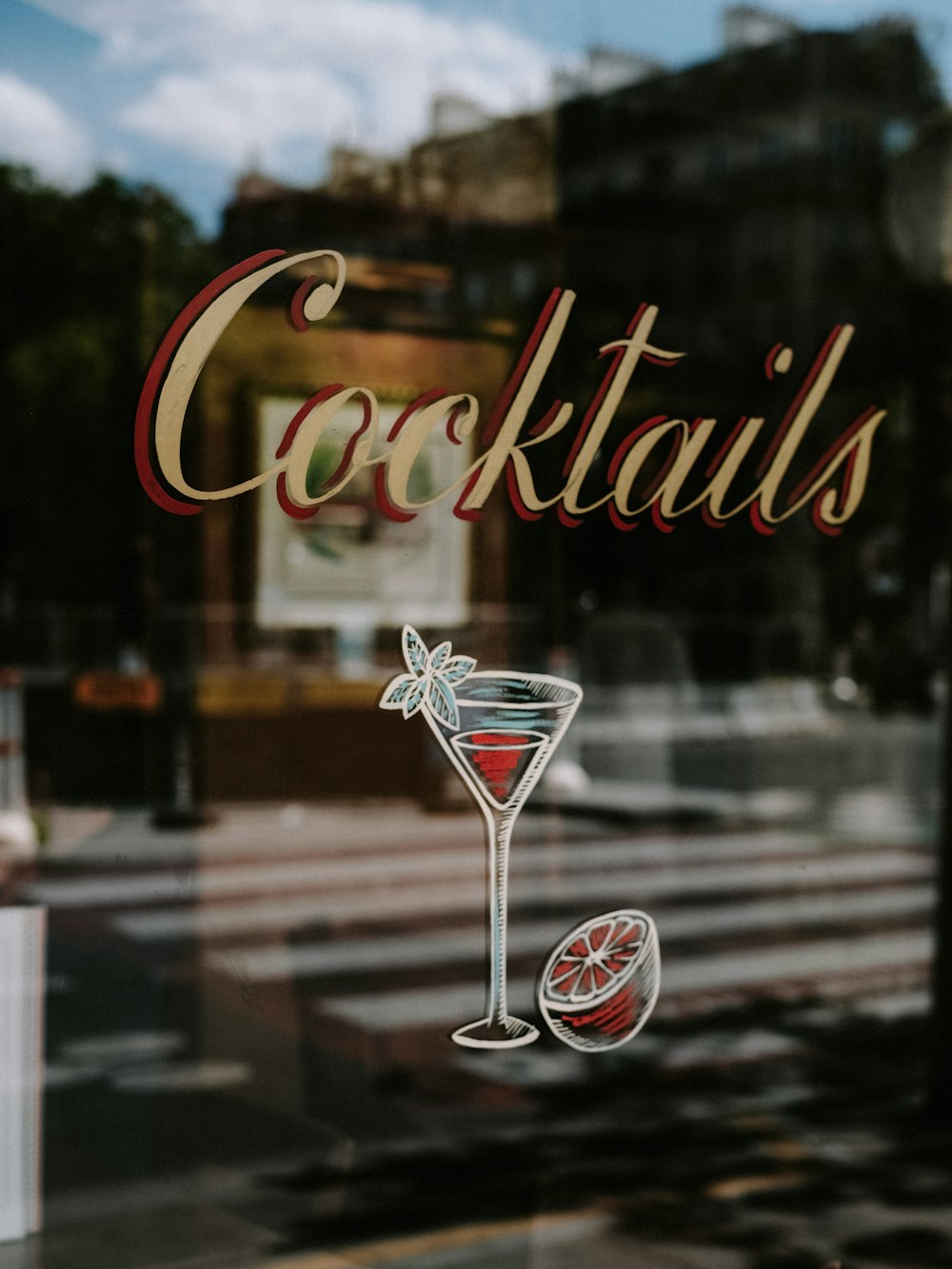 une fenêtre avec un panneau qui dit cocktails