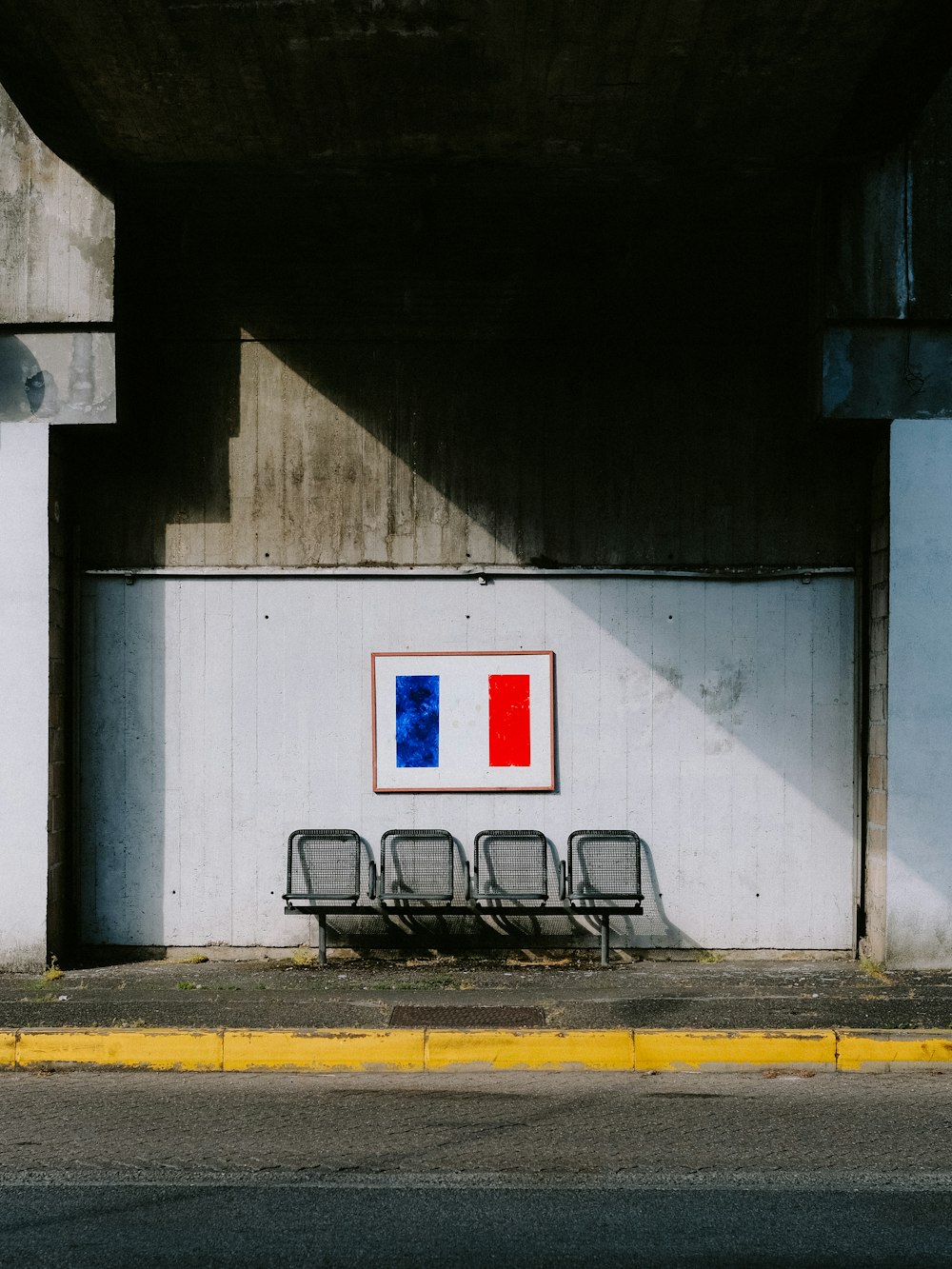 a row of chairs sitting in front of a building