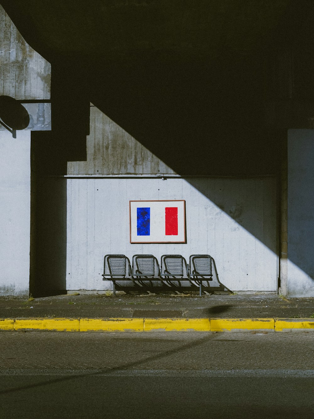 a row of chairs sitting in front of a building