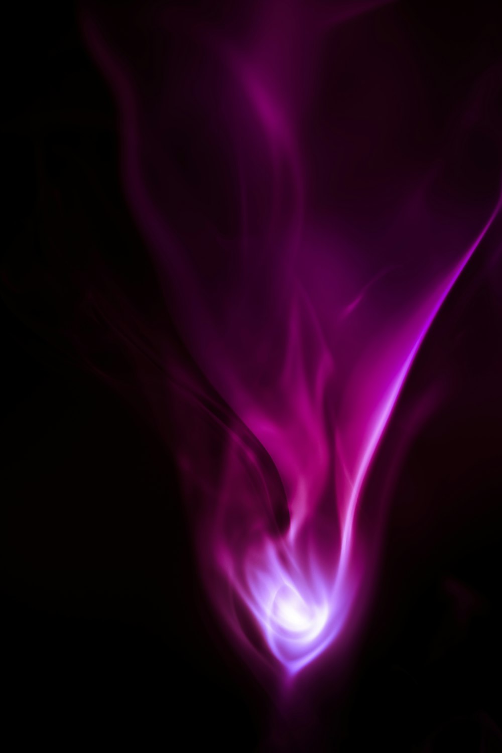 ein schwarzer Hintergrund mit einem violetten Wirbel