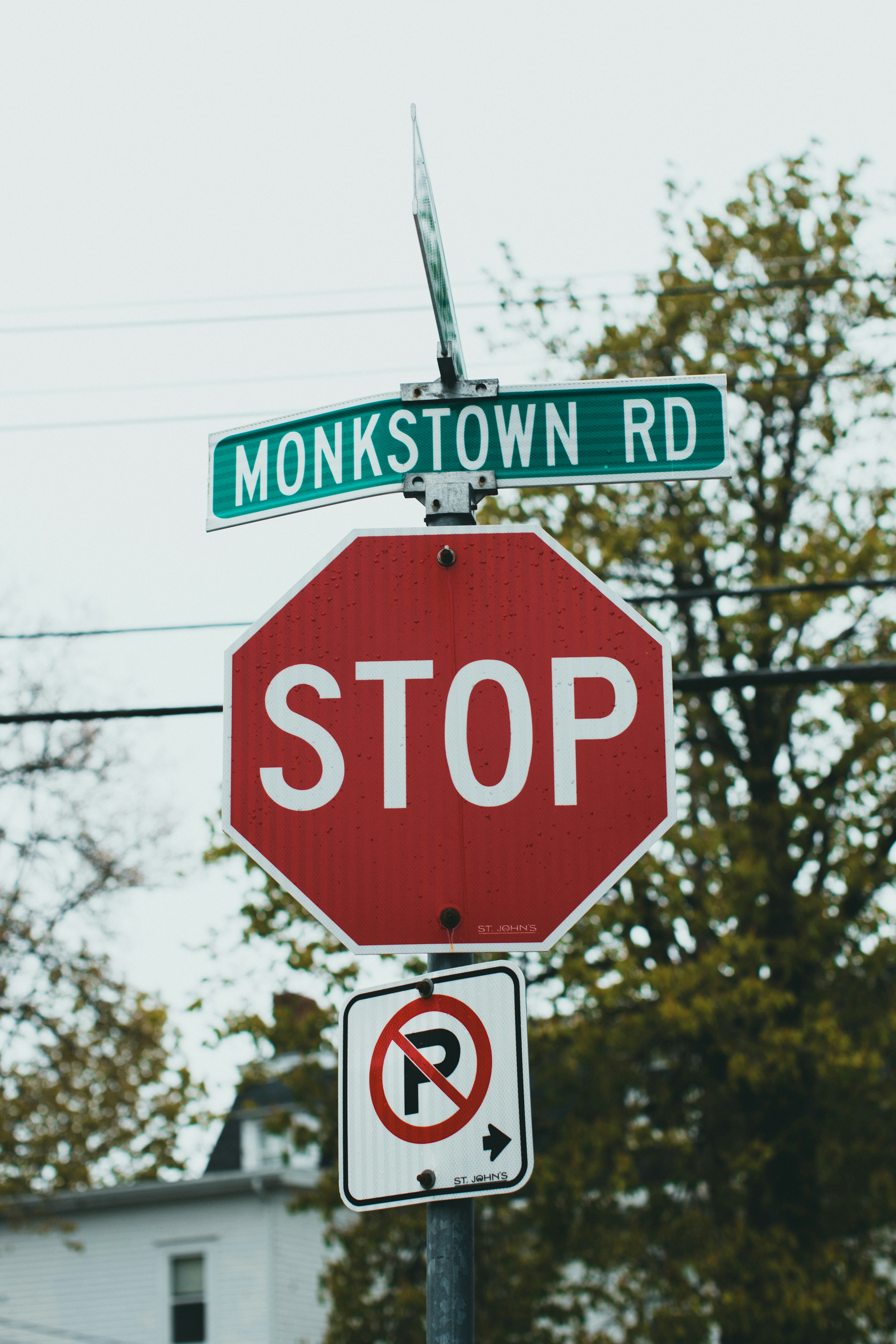 道路標識の下に座っている赤い一時停止の標識の写真 – Unsplashの褐色の無料画像