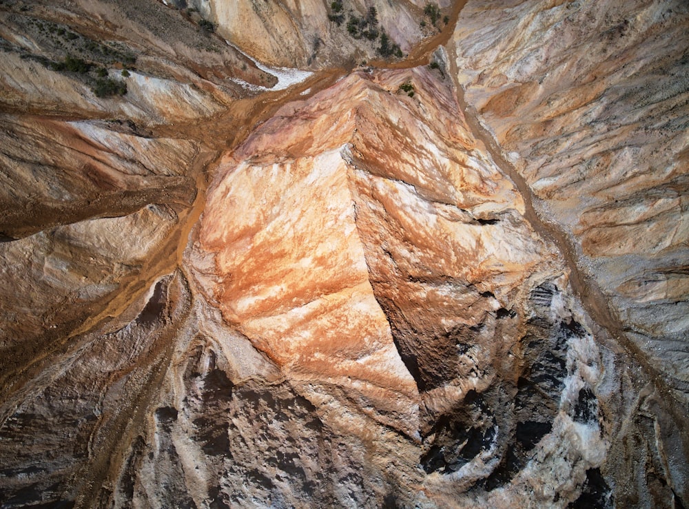 Luftaufnahme einer Felsformation in der Wüste