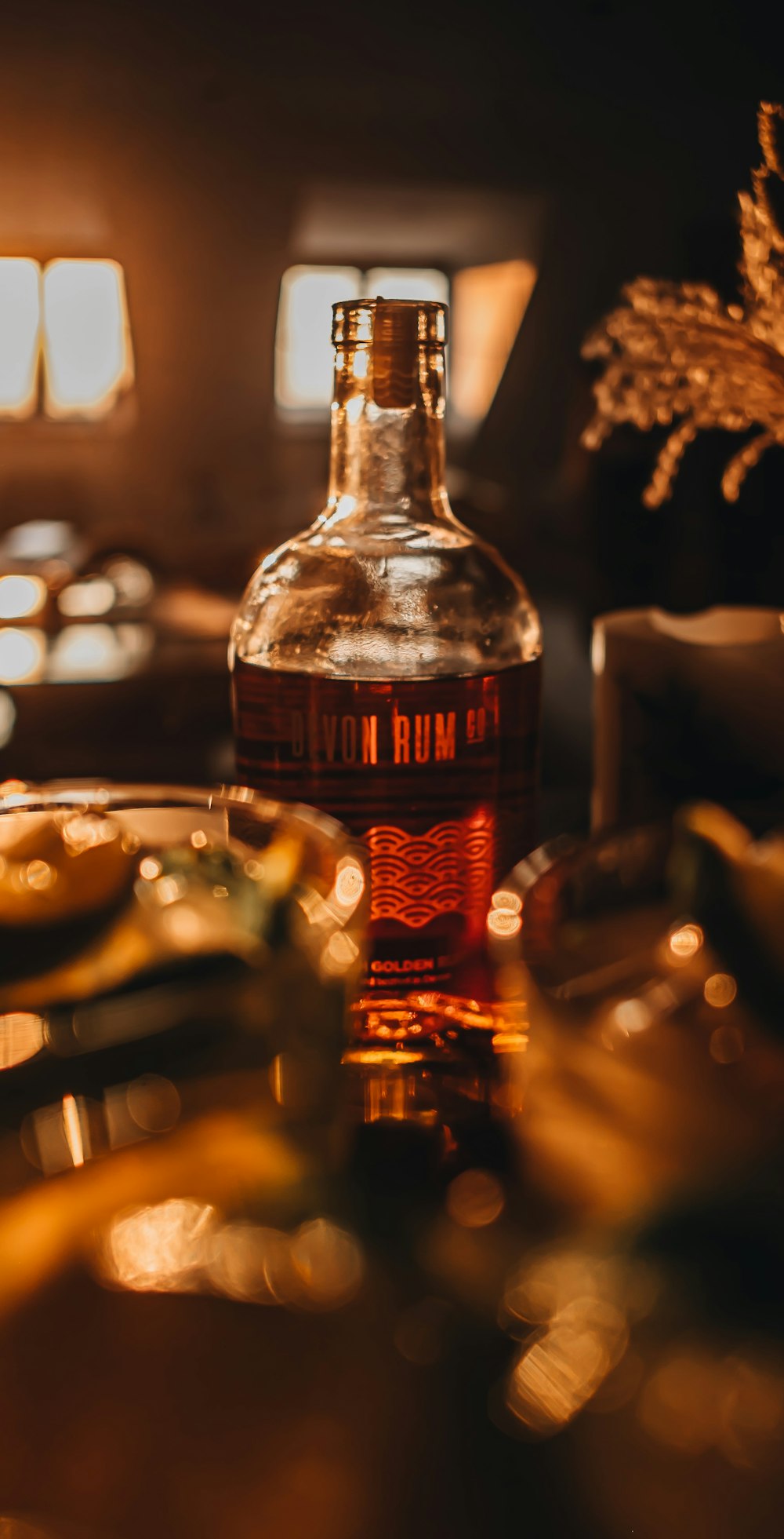 uma garrafa de rum sentada em cima de uma mesa
