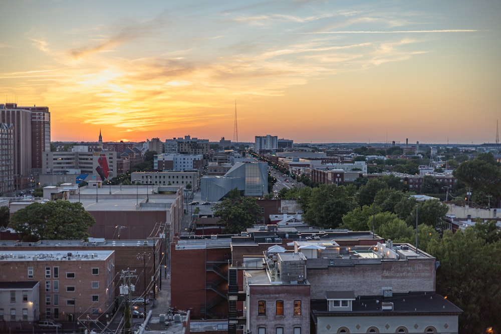 Una vista di una città al tramonto da un alto edificio