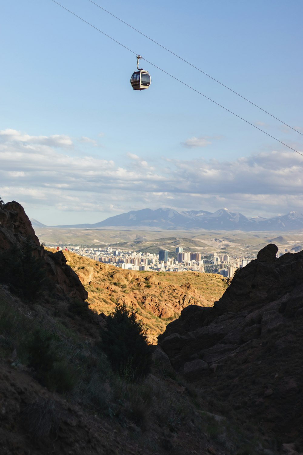 Una vista di una città dalla cima di una montagna