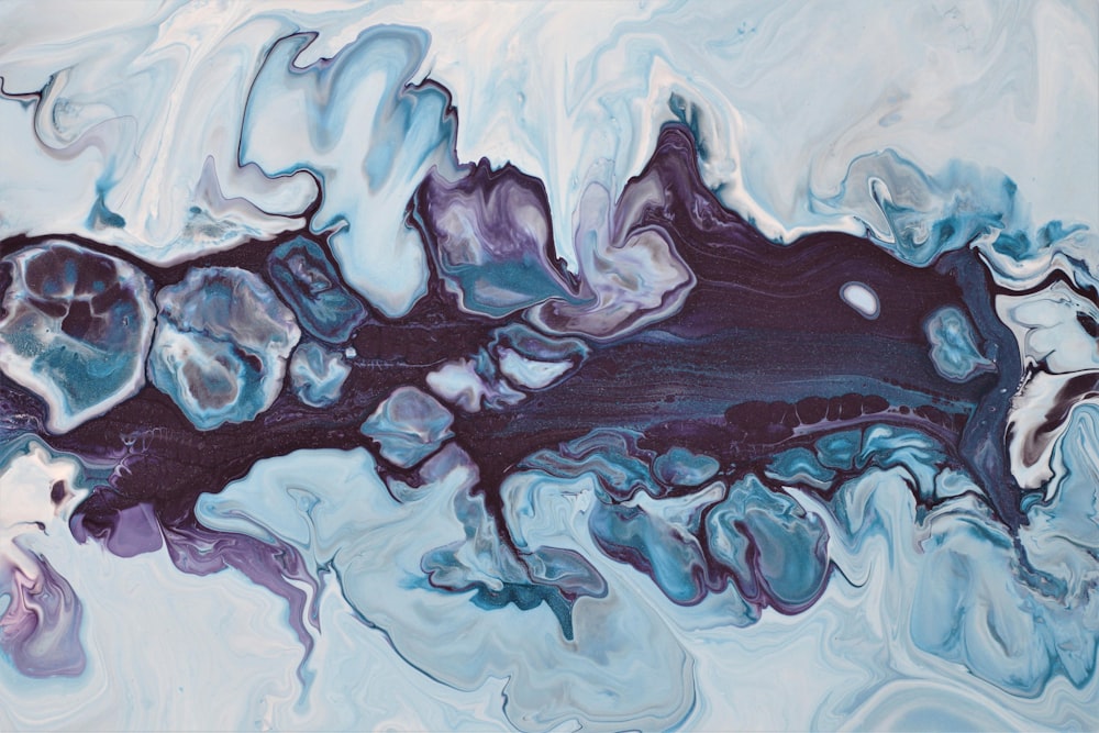 Un dipinto astratto con colori blu e viola