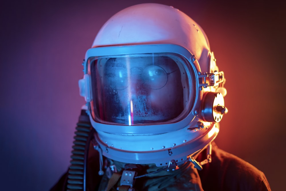 Un hombre con un traje espacial con una máscara de gas puesta