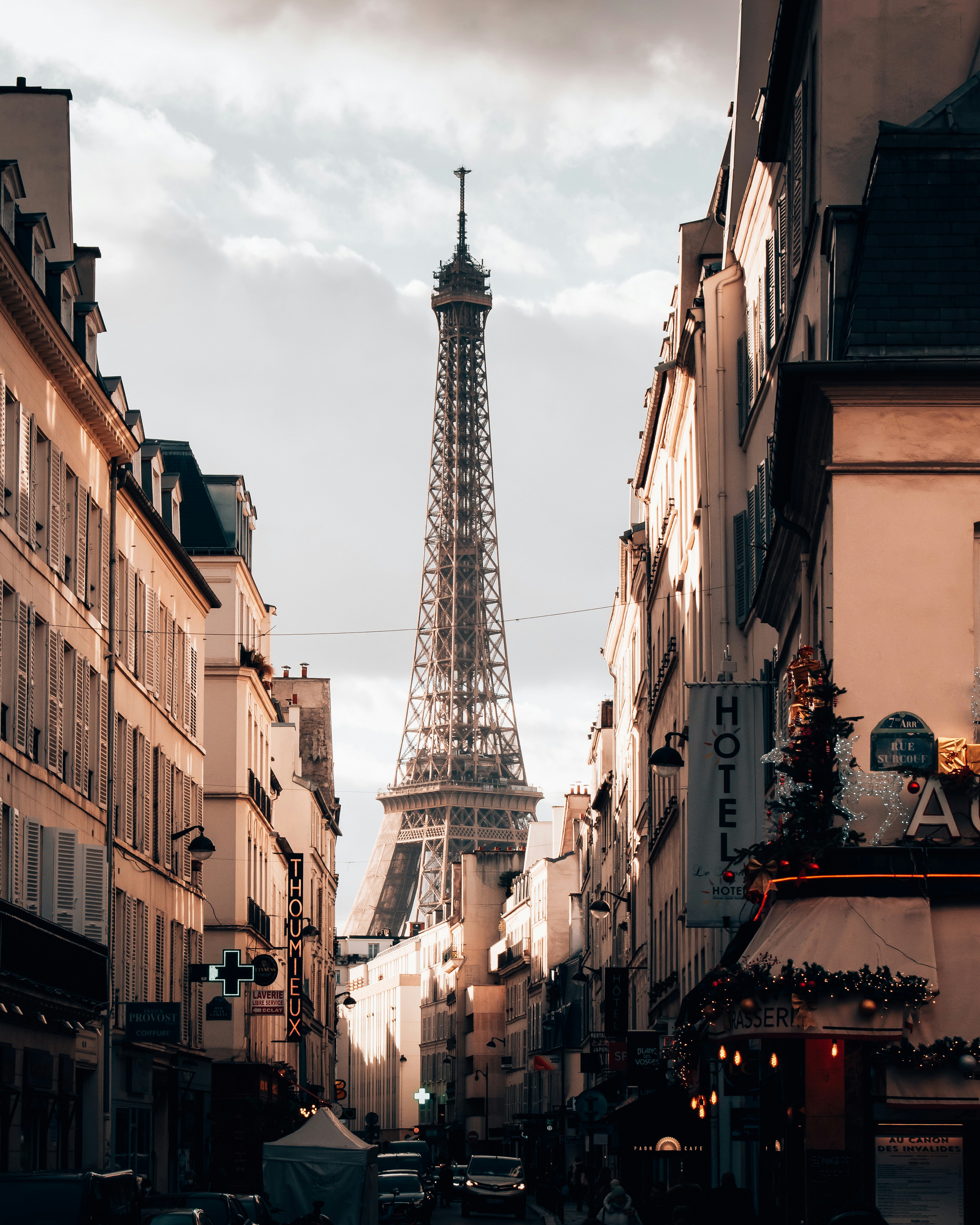 Un point de vue classique pour entrevoir la Tour Eiffel : la rue Saint Dominique dans le 7eme arrondissement de Paris