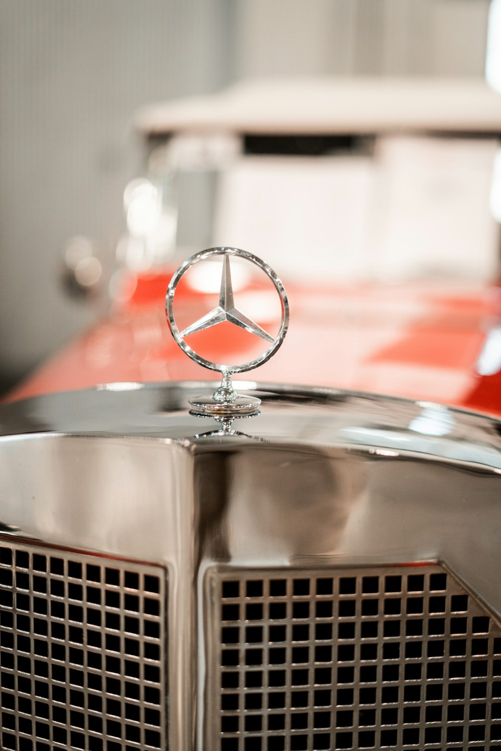 Un emblema Mercedes sul cofano di un'auto