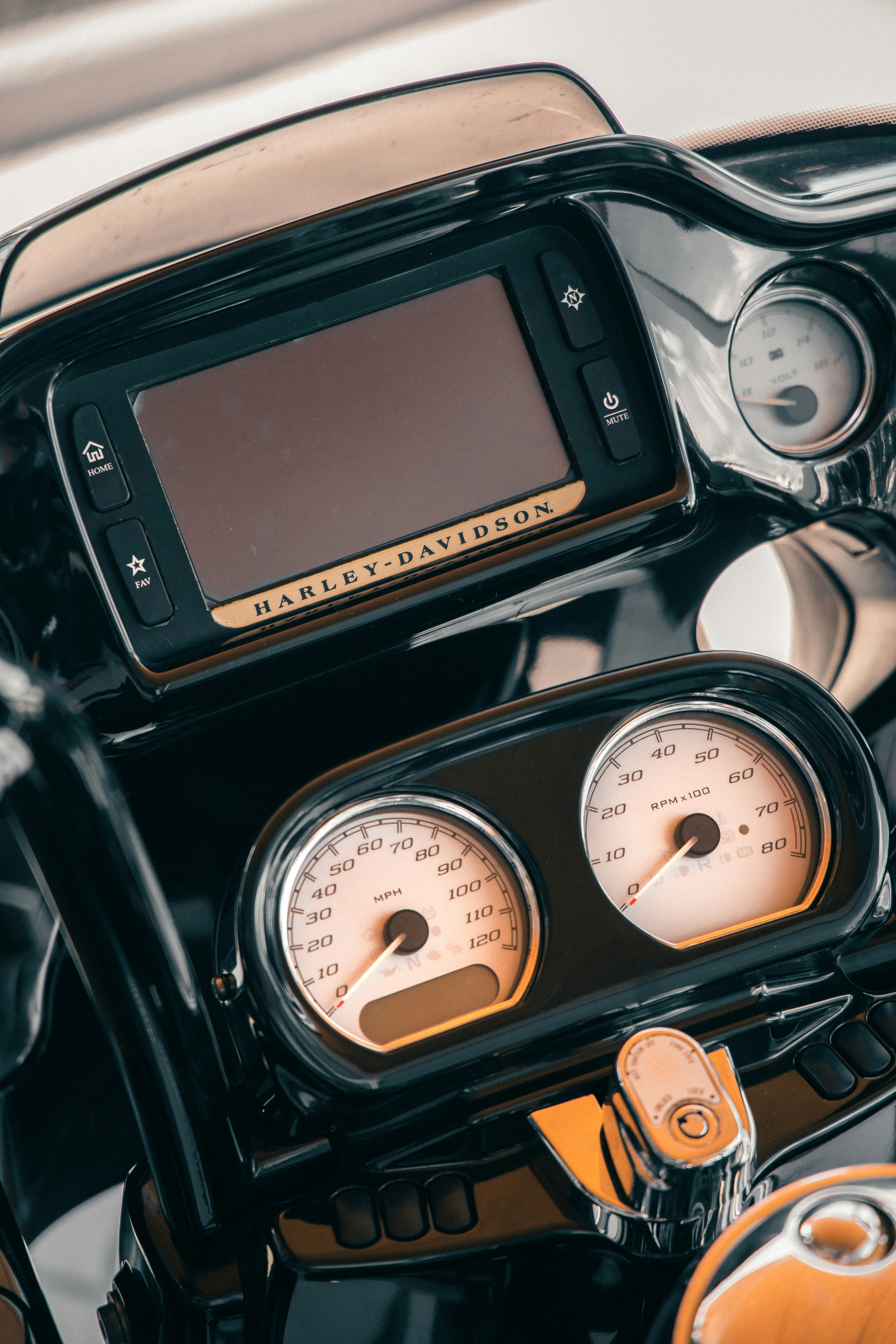 photo-1654128787839-1847c2303efc?ixid=M3wxMjA3fDB8MXxzZWFyY2h8NHx8bW90b3JiaWtlJTIwcGhvbmUlMjBjYXNlc3xlbnwwfHx8fDE3NjM3ODEwMTF8MA\u0026ixlib=rb-4.1.0