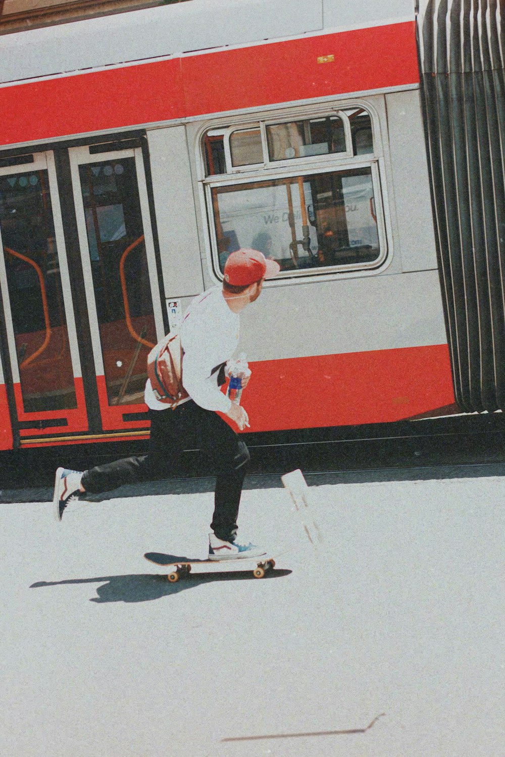 Un giovane che cavalca uno skateboard lungo un marciapiede