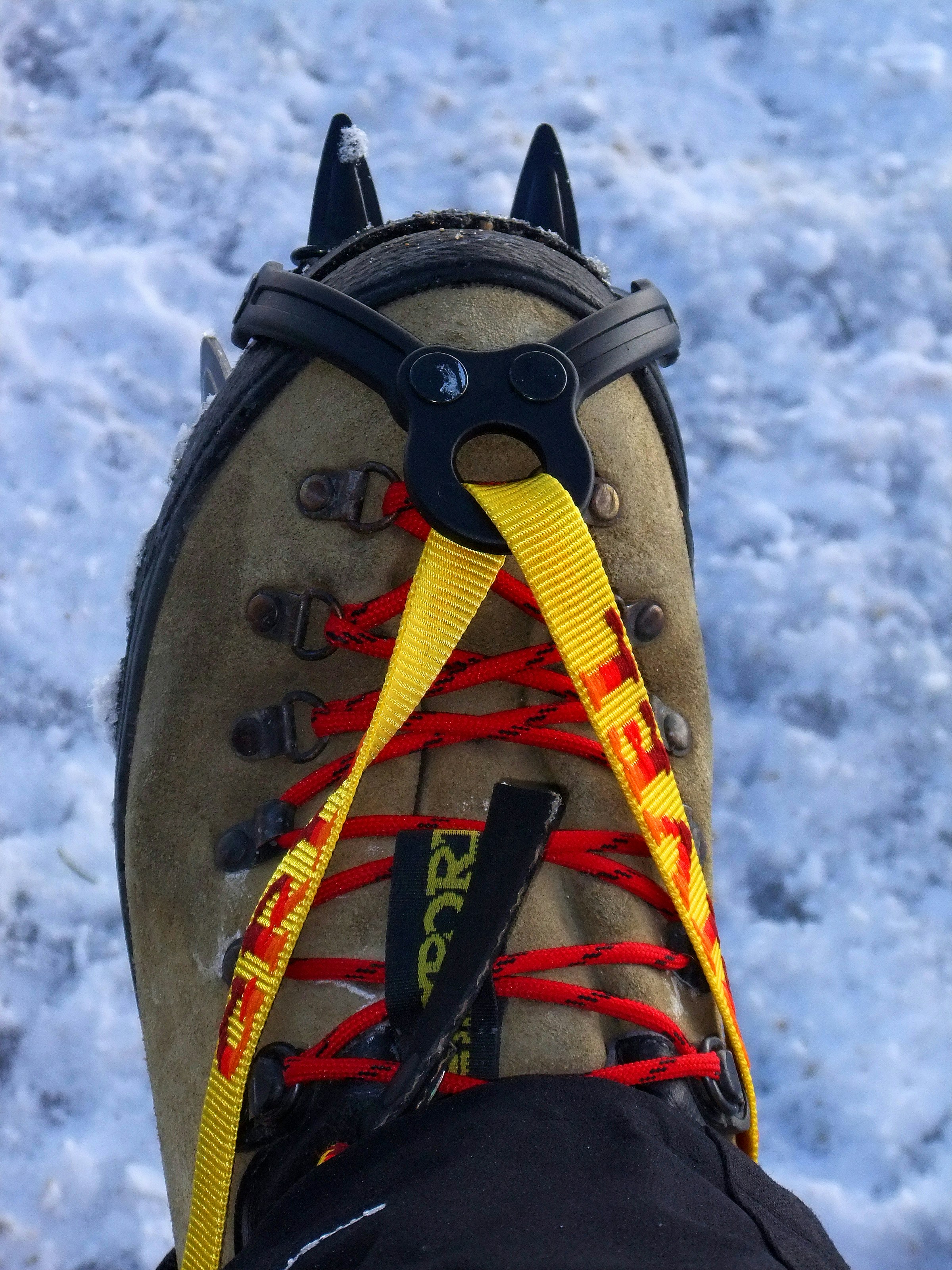 Rigid-soled mountaineering boots
