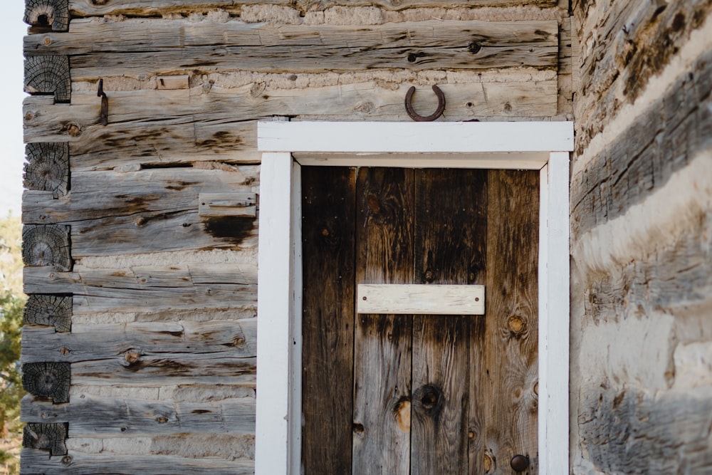 una porta di legno con un segno sul lato di esso