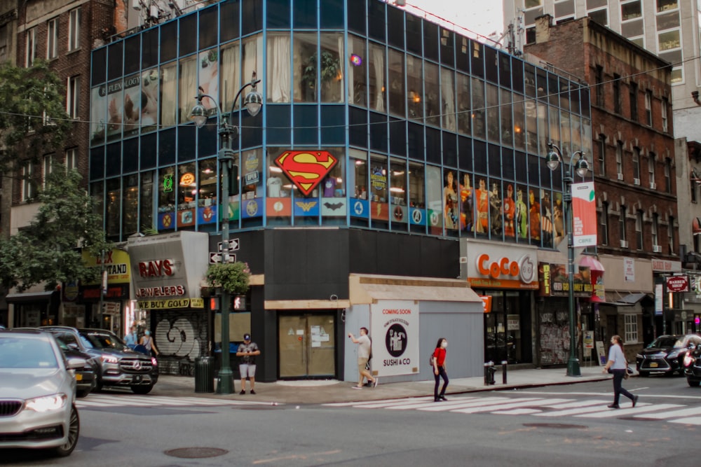 um edifício com um logotipo do super-homem ao lado dele