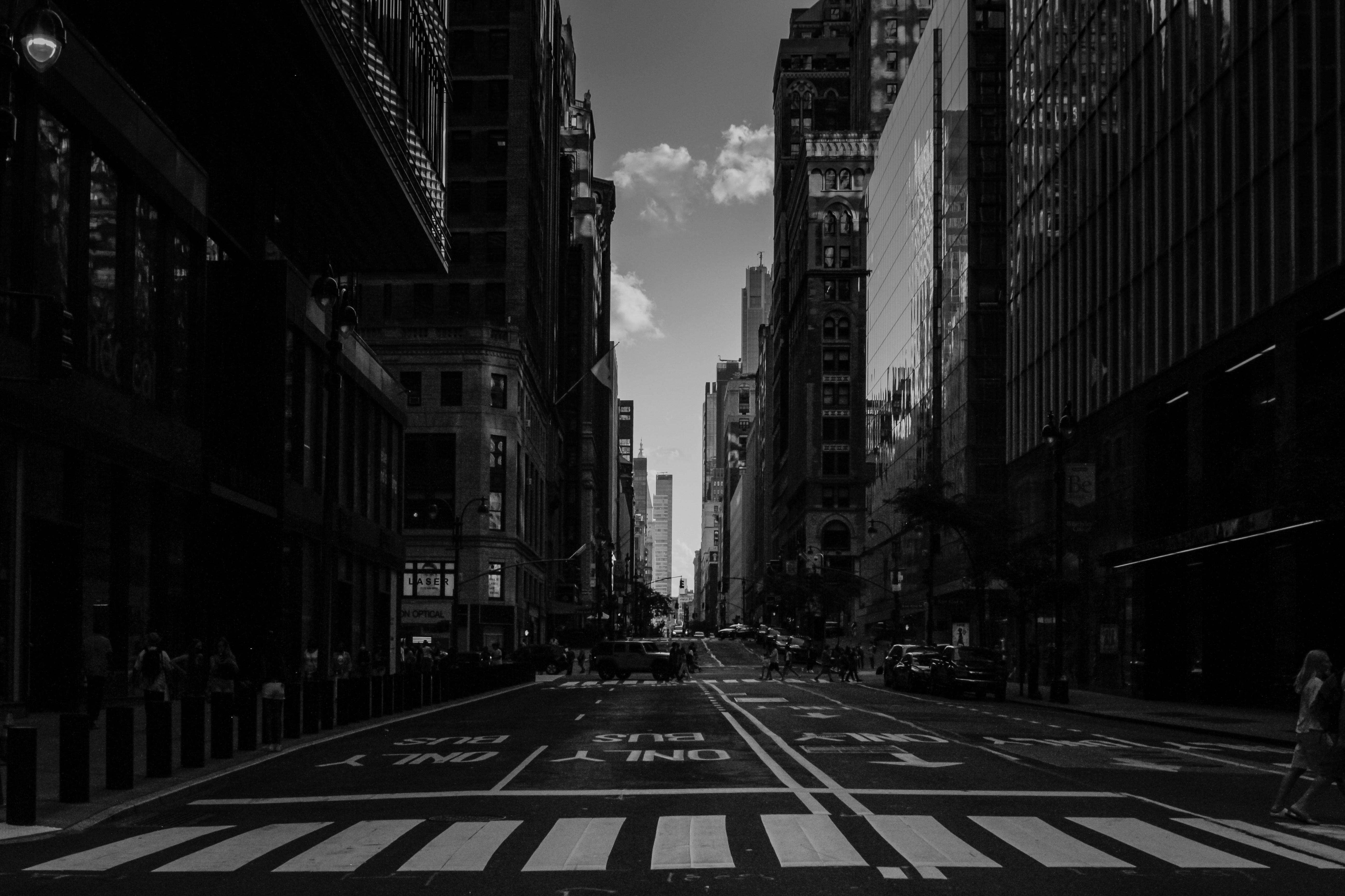 Portada urbana con calles de Ciudad de México en blanco y negro