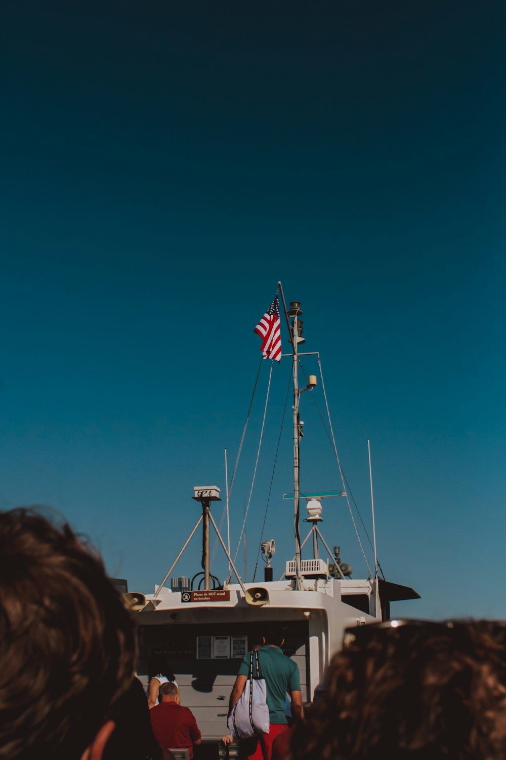 um grupo de pessoas em pé em cima de um barco