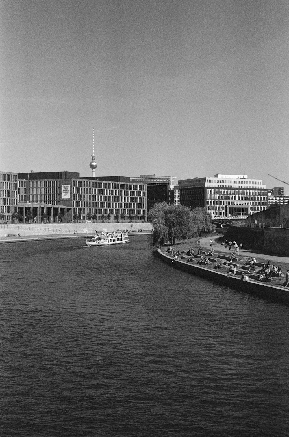 Una foto in bianco e nero di un fiume e di edifici