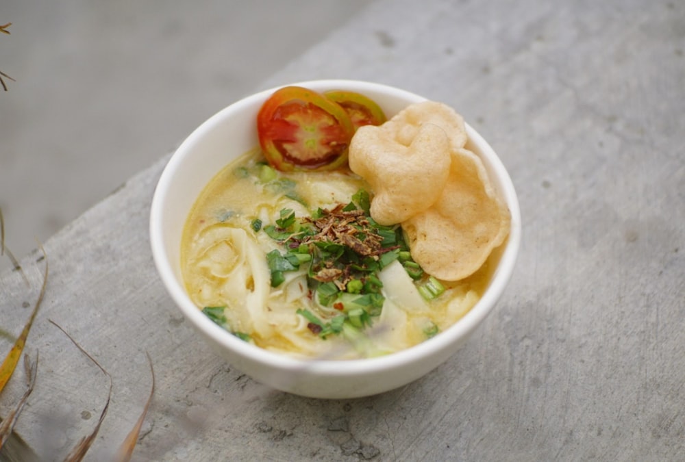 eine Schüssel Suppe mit einer Seite von Kartoffelchips