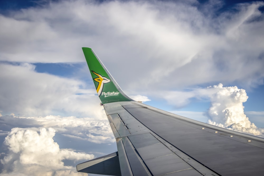 the tail of an airplane flying in the sky