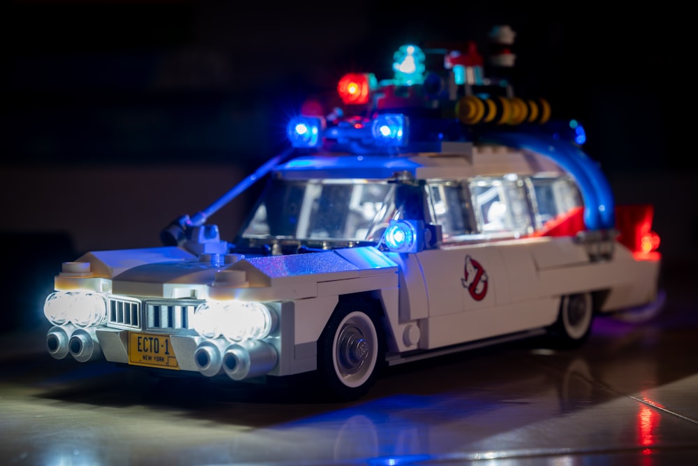 Une voiture de police Lego avec ses phares allumés