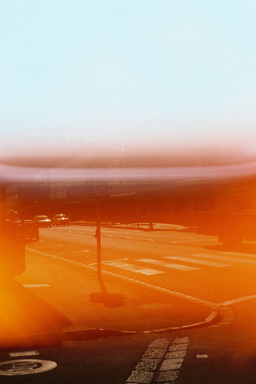 a blurry photo of a street with a traffic light