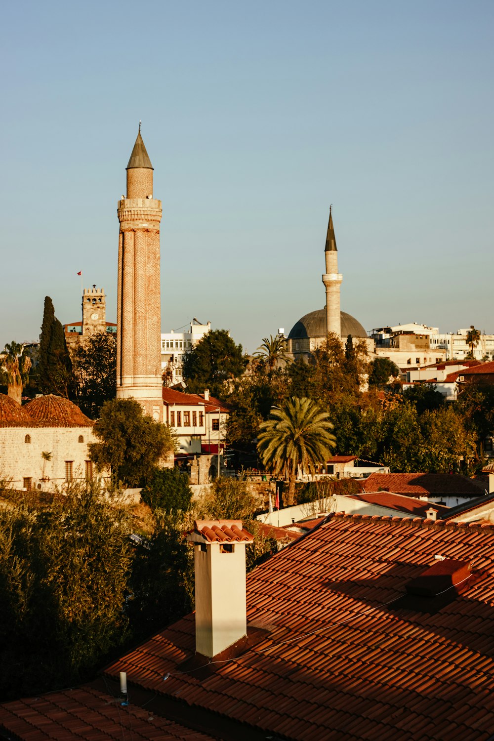 uma vista de uma cidade com uma torre do relógio