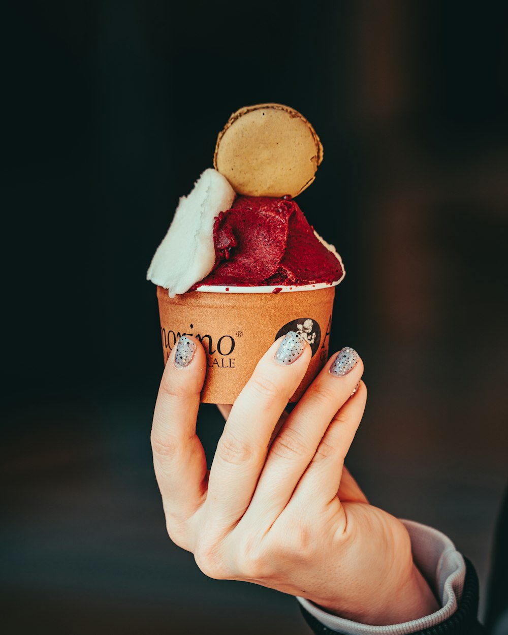 Una mujer sosteniendo una taza de helado