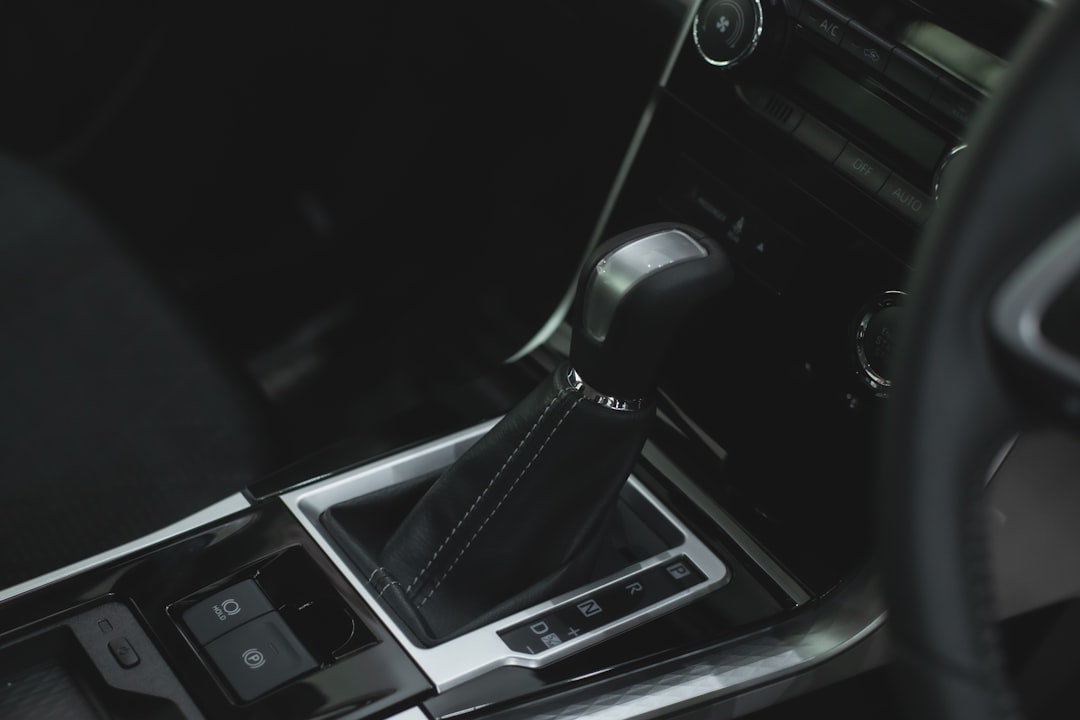 車 エンジン パワー不足 a picture of a car's gear box and dashboard
