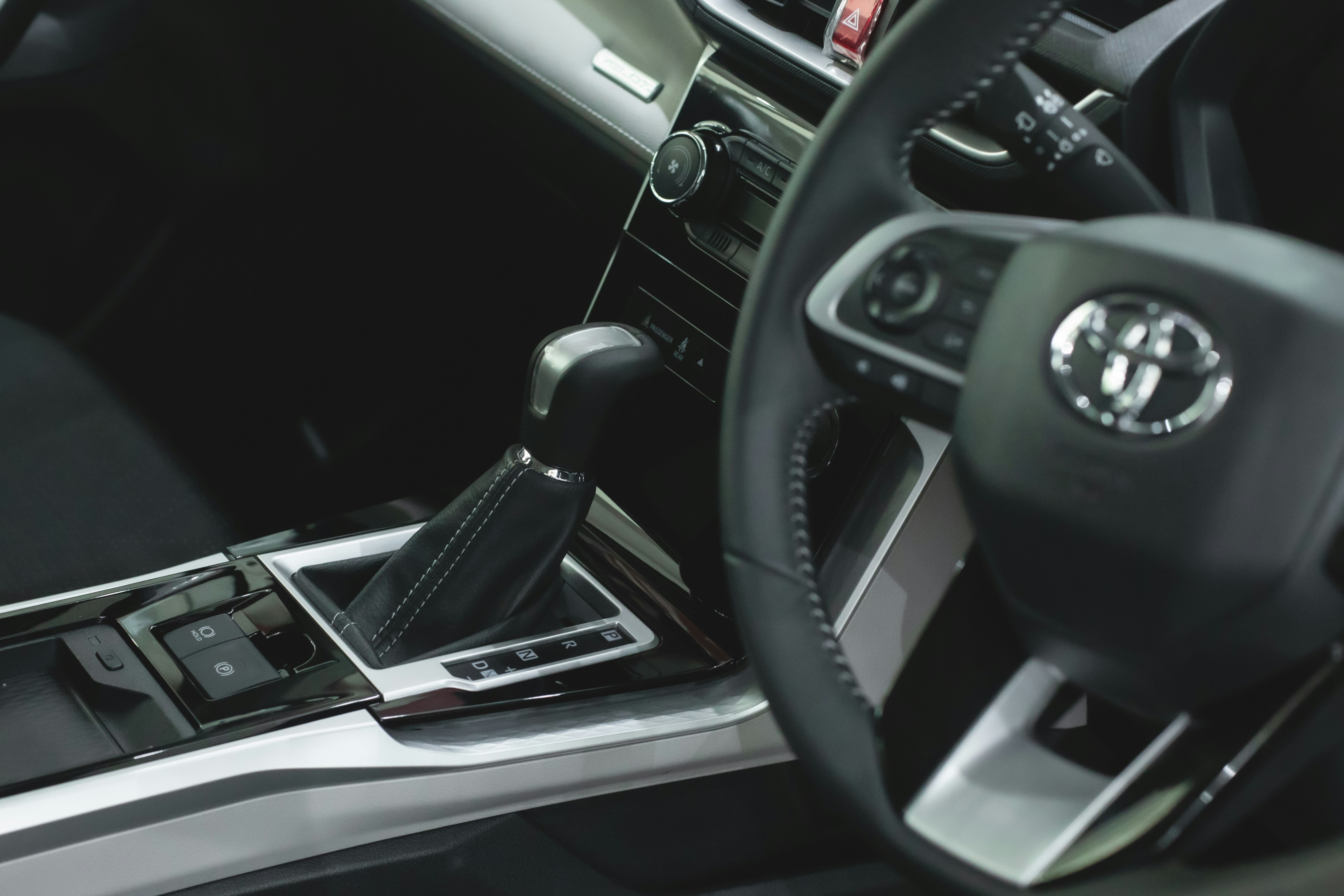 中央に携帯電話が置かれた車のダッシュボード