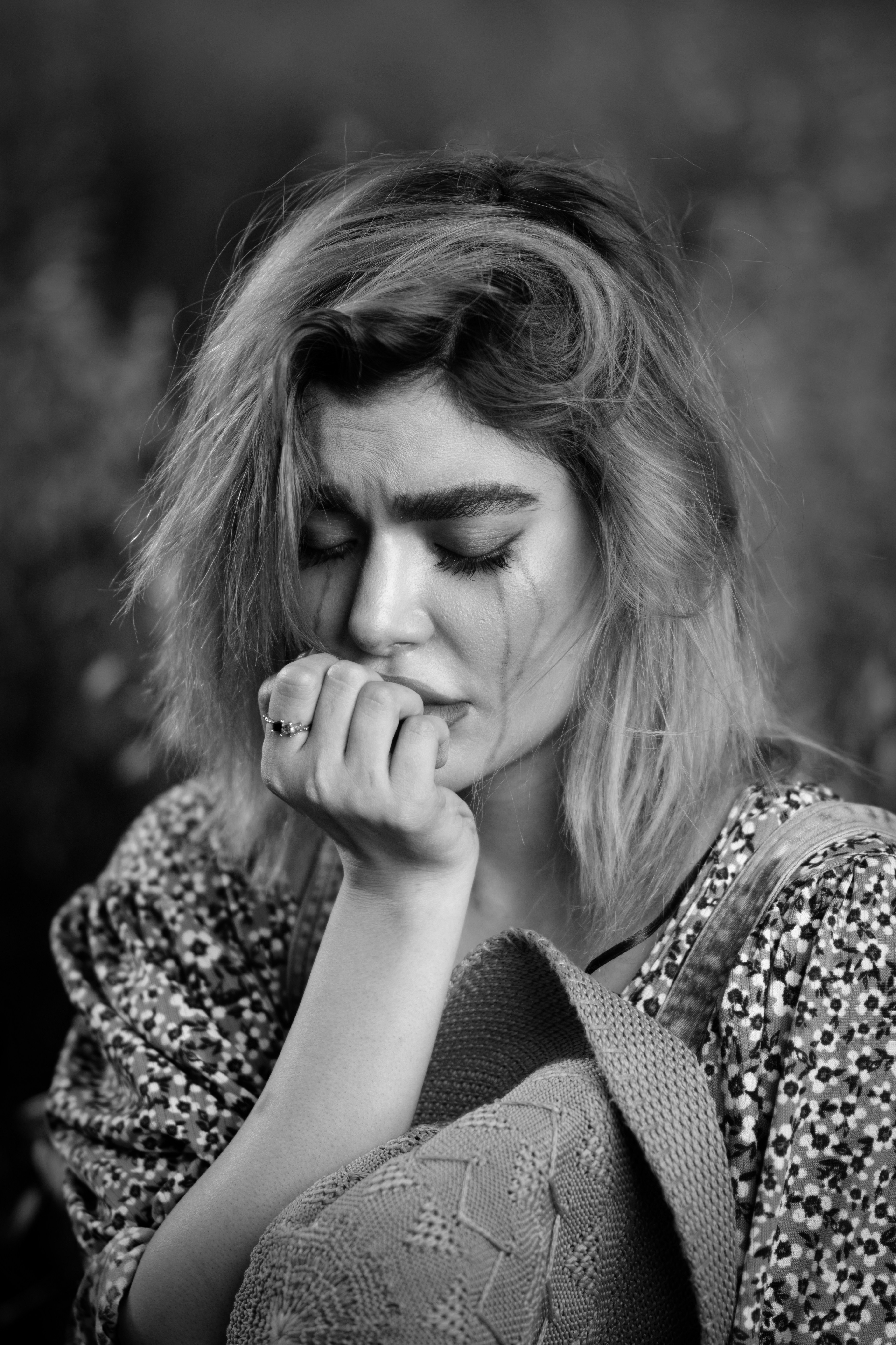 une photo en noir et blanc d’une femme portant sa main à sa bouche