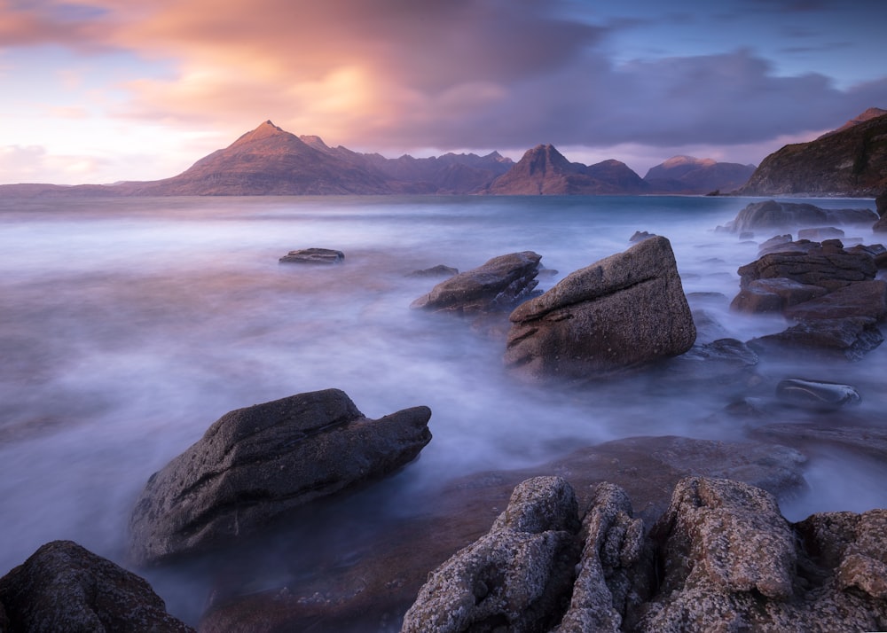 Una foto de larga exposición de una playa rocosa