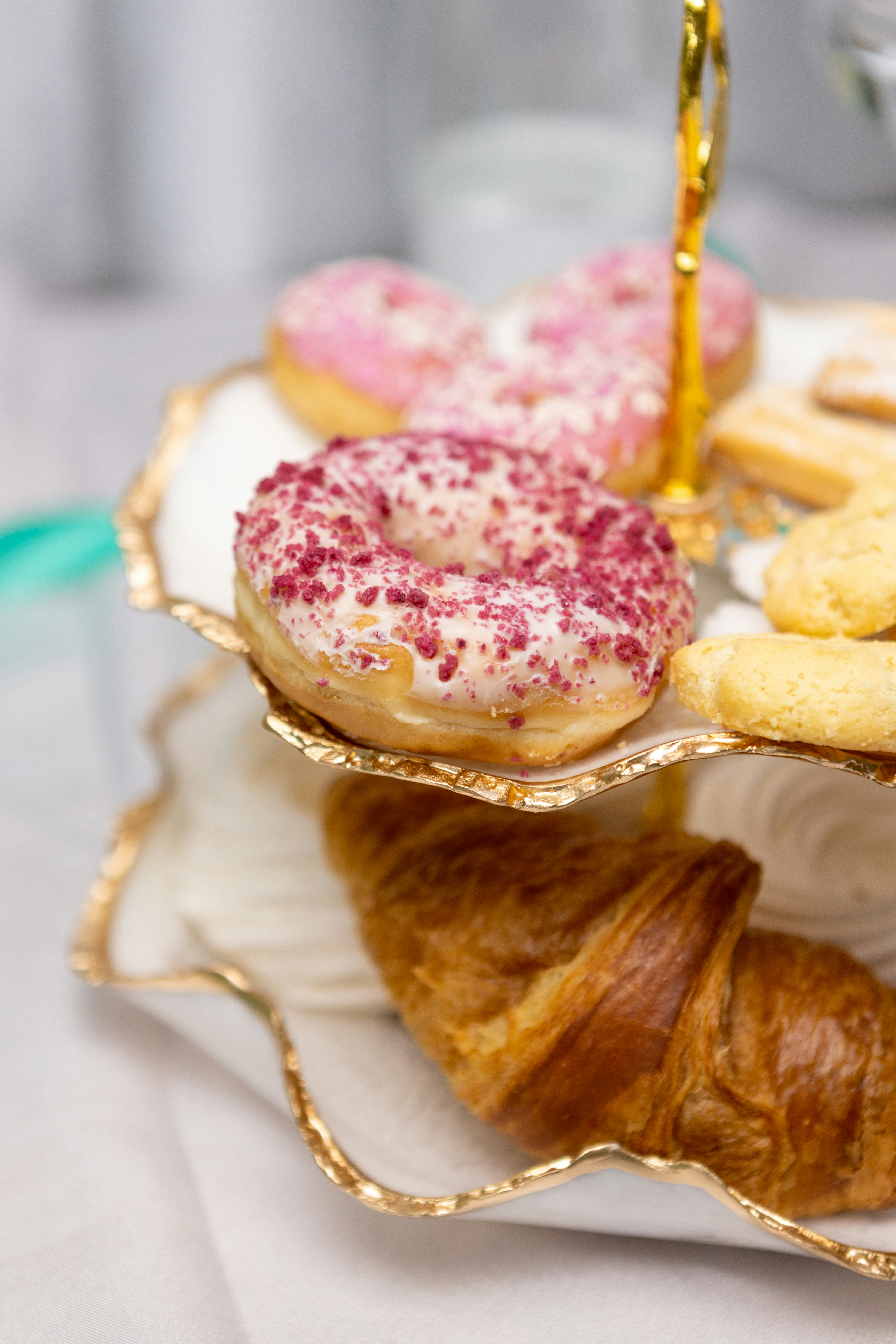 um prato com uma variedade de doces sobre ele