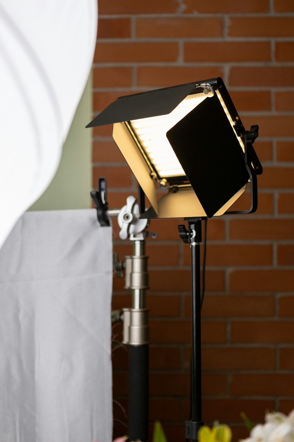 a light that is sitting on a tripod