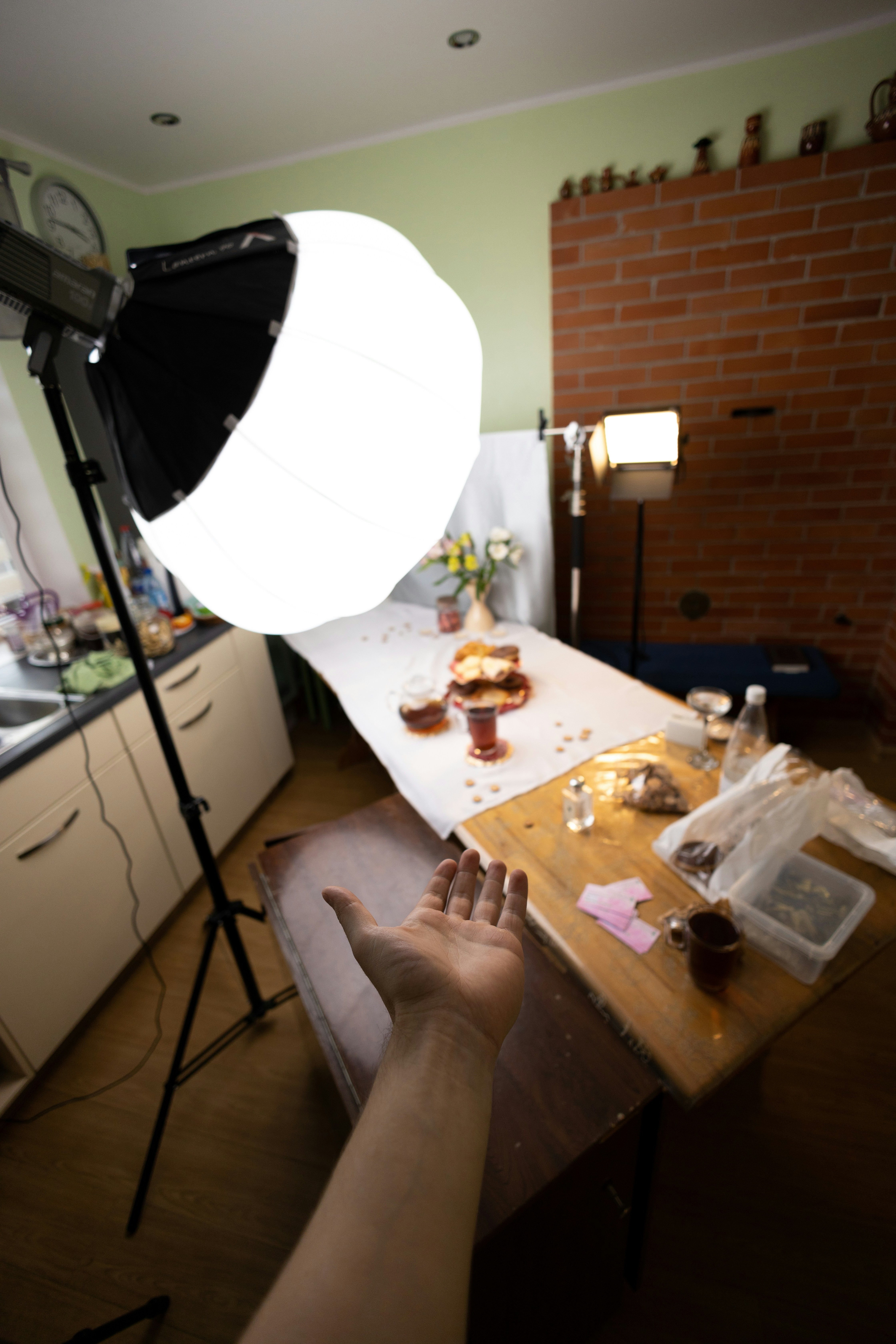 uma pessoa sentada em uma mesa com comida sobre ela