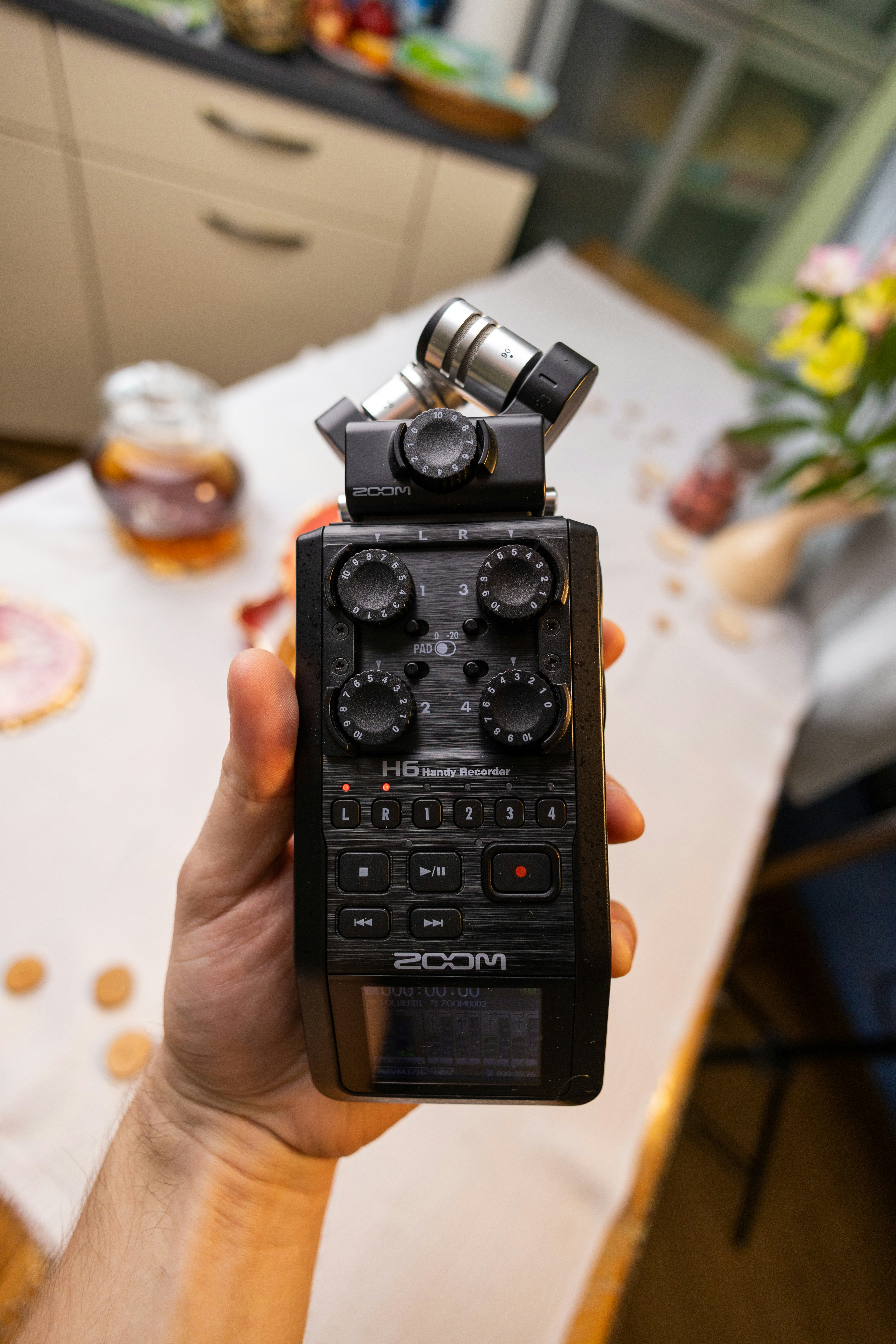 une personne tenant une télécommande dans sa main