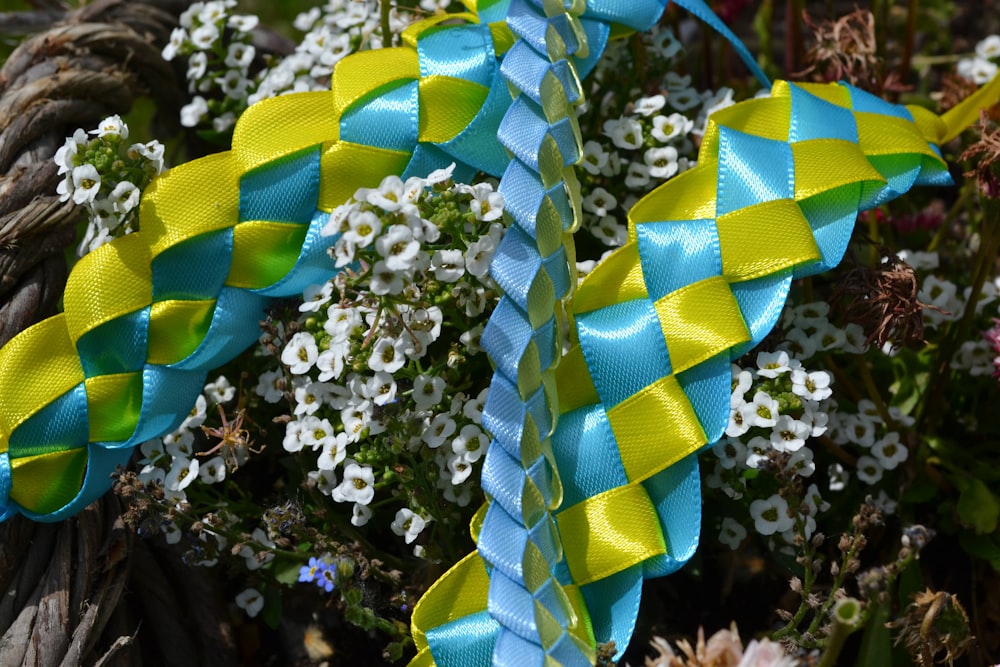 Un ramo de flores que están una al lado de la otra