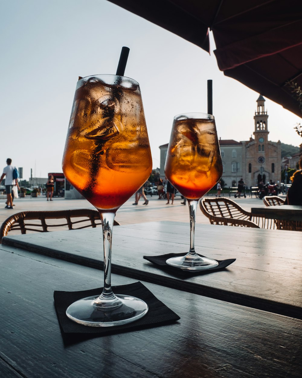 Deux verres de thé glacé assis sur une table