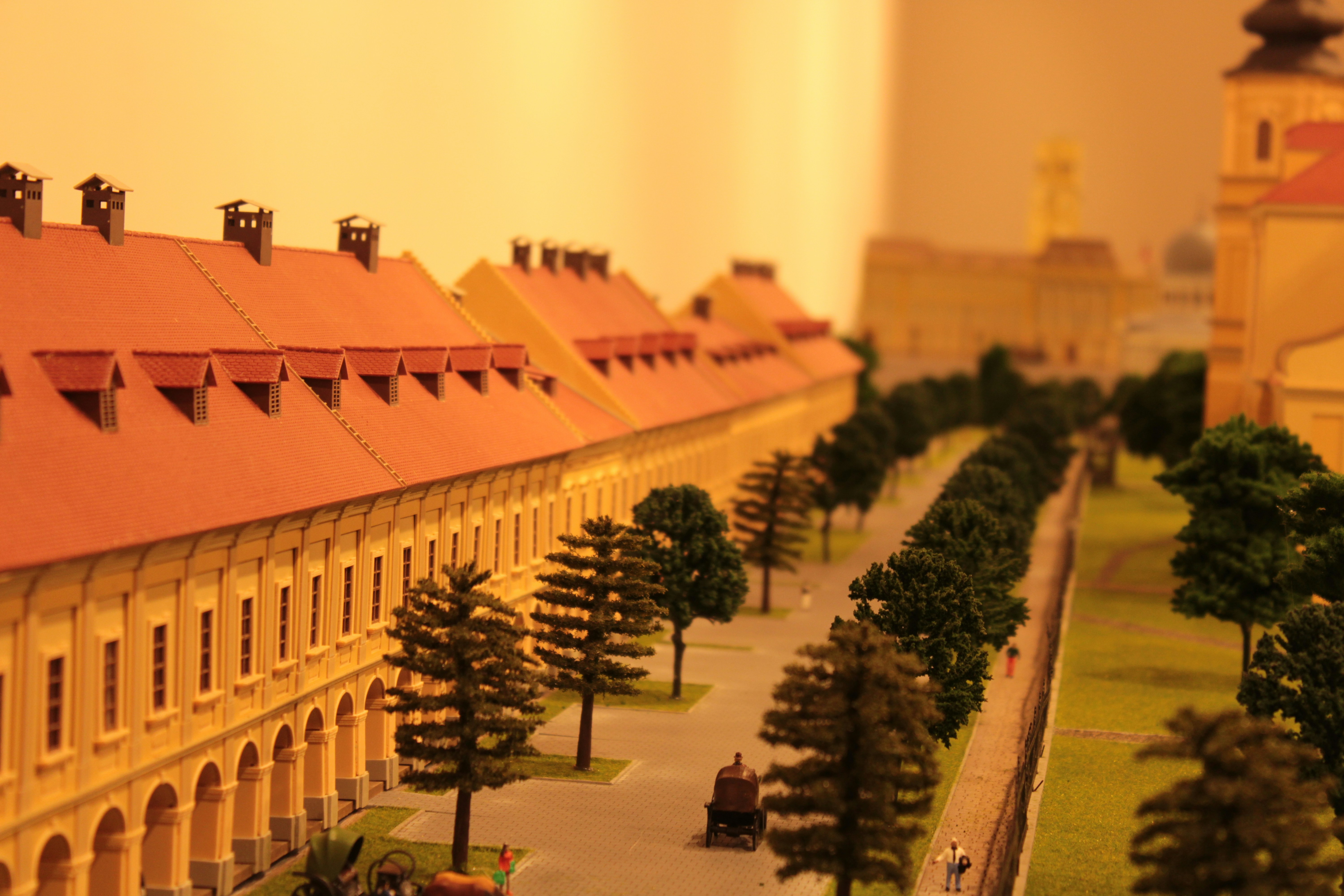 Modell eines Gebäudes mit einem Uhrturm im Hintergrund