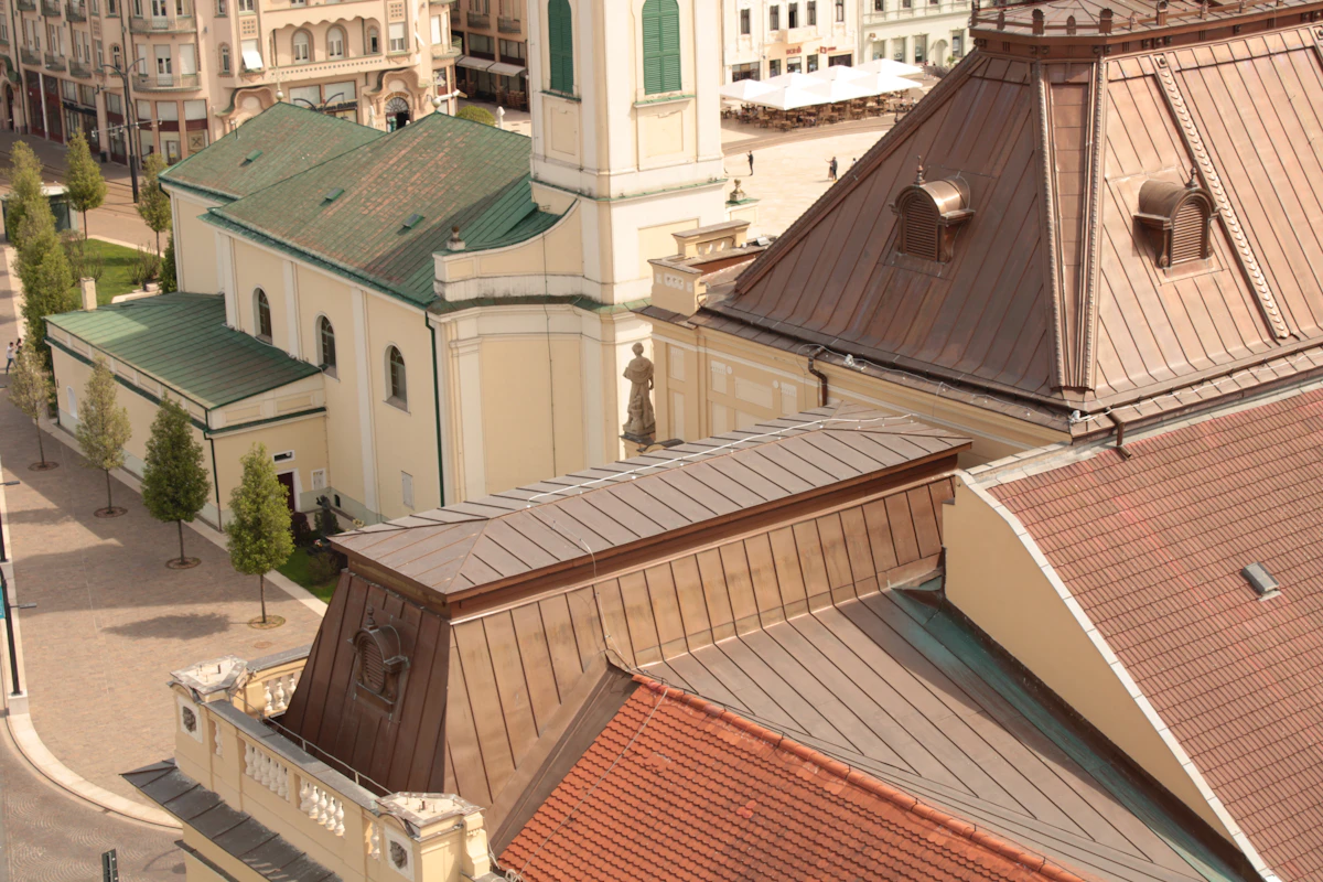 Oradea - acoperișurile centrului istoric și Biserica cu Lună, vedere de sus