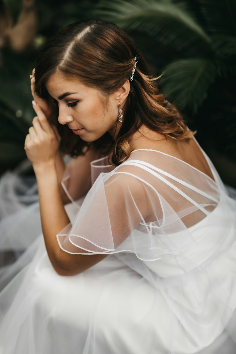 Una donna in un abito da sposa bianco e velo