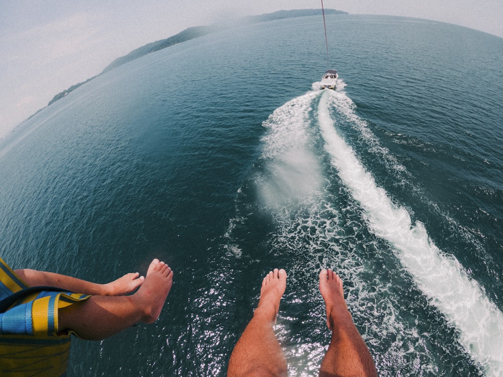 Ein Mann fährt einen Jetski, während er von einem Boot gezogen wird